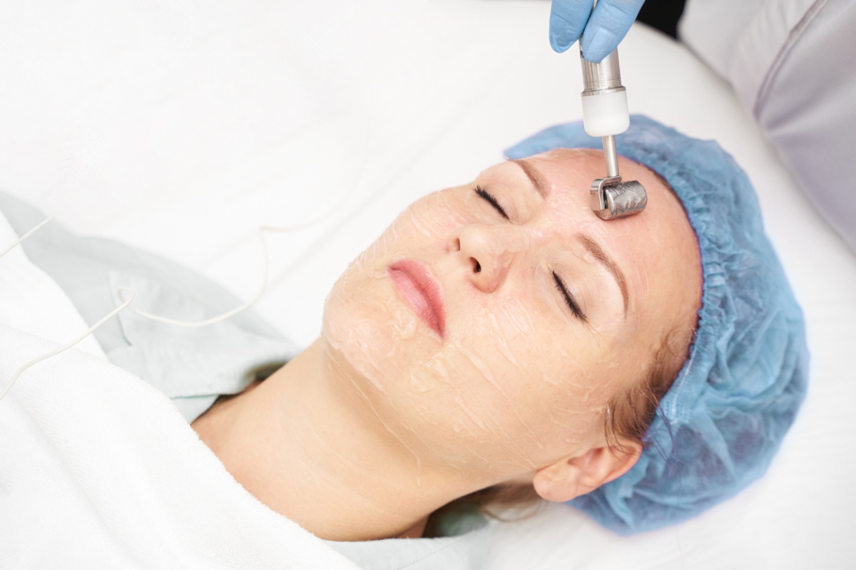 Anti-aldring-behandling på en kvinne