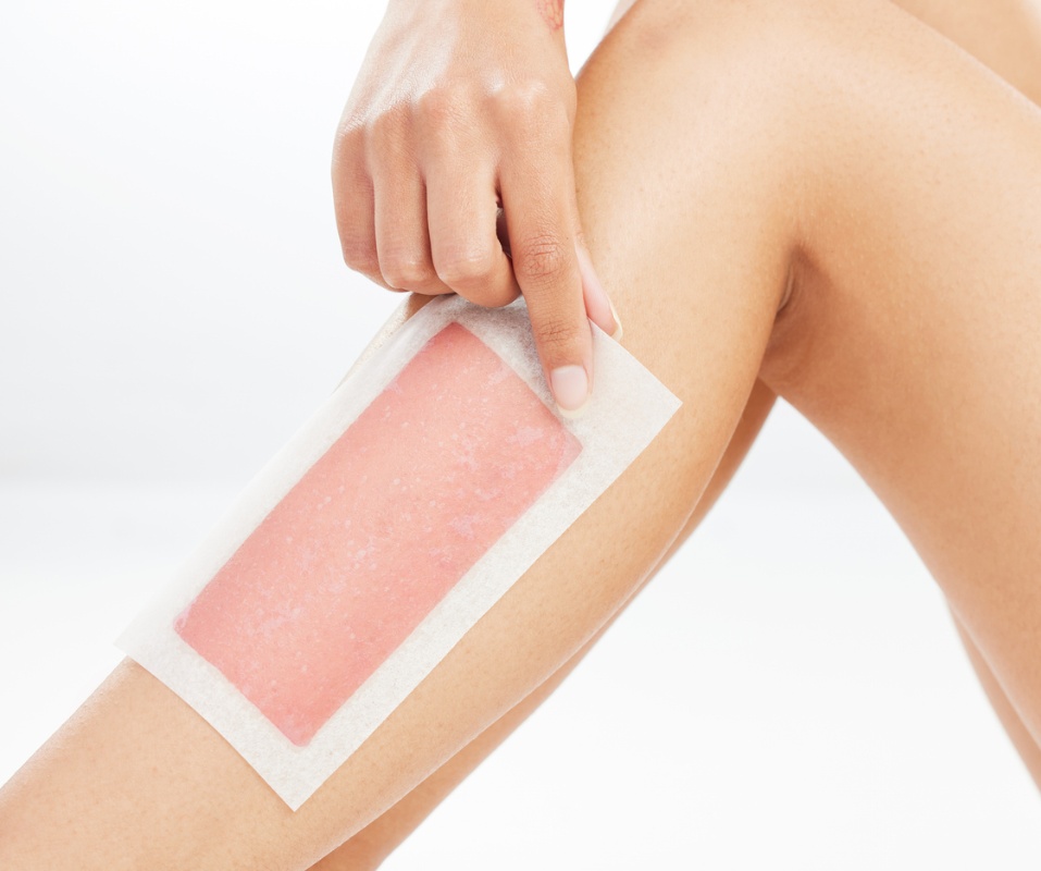 Kvinne vokser sitt ben